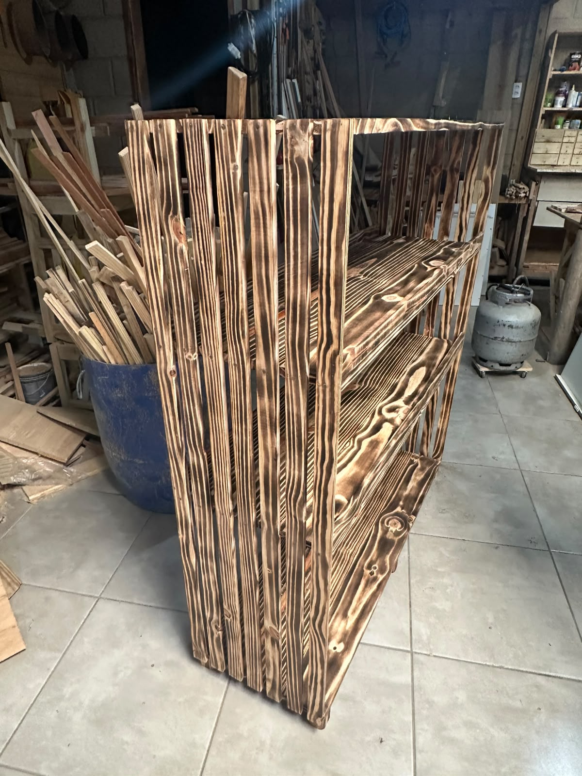 Estante em Pinus Comum queimado